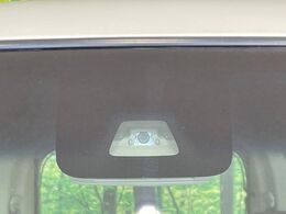 【スマートアシスト】走行中に前方の車両等を認識し、衝突しそうな時は警報とブレーキで衝突回避と被害軽減をアシスト。より安全にドライブをお楽しみいただけます。