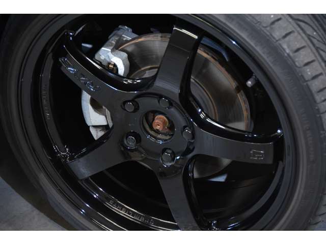 自社工場にてお車の鈑金塗装や車検整備、ドレスアップなどご購入後のメンテナンスもお任せください★