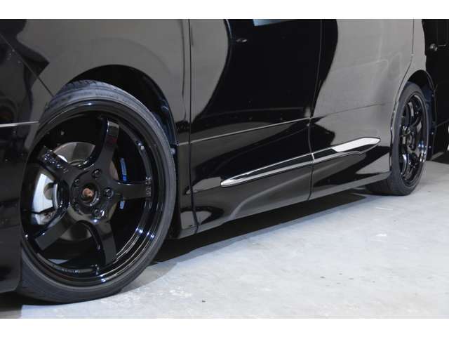 フロントグリルでフロントからのフェイスの印象がガラリと変わりますね！！他車とは違った1台をどうぞ☆