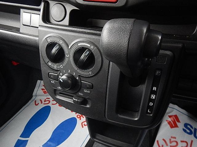 インパネシフトで足元広々♪