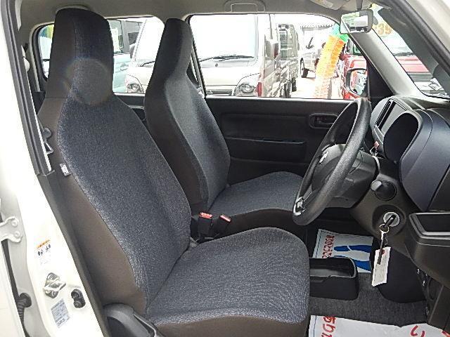 フロントシートはヘッドレスト一体シート