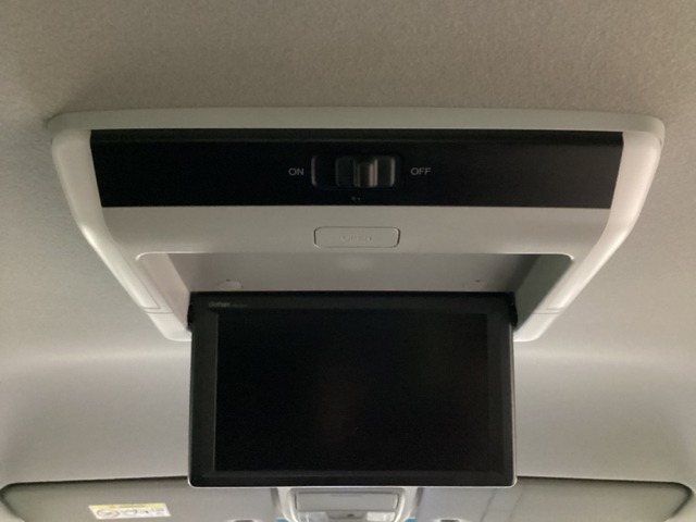 天井にリア席モニターが付いています。ナビゲーションで再生しているDVD等の映像を、後部座席の方にご覧いただくことができます。お子様にも大人気です。