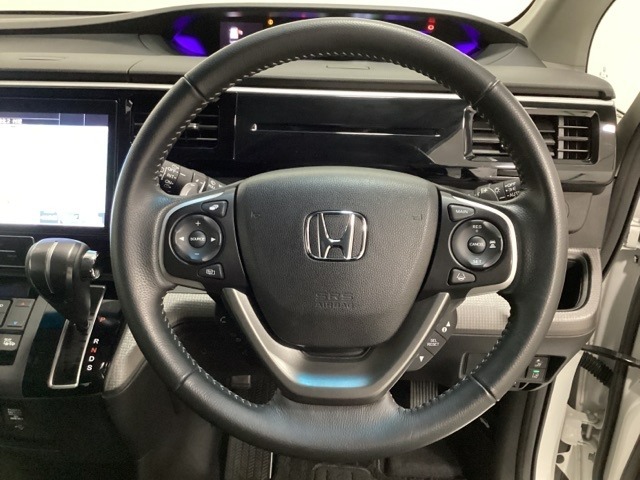ハンドルにHondaセンシング系のクルーズコントロールやレーンキープアシストなどのスイッチと、オーディオの操作スイッチが装備されています。ハンドルから手を離さず安全に操作できます。