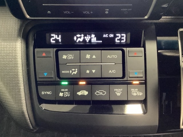セレクトレバーの左側にプラズマクラスター付き・オートエアコンがついてますので、簡単操作で快適に過ごせます。  左右独立で温度設定のできるデュアルオートエアコンです。