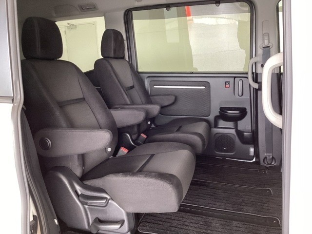 2列目シートは、前後にスライドする左右の座席が独立しているキャプテンシートです。真ん中の通路から3列目へ乗ることができます。センターピラーには乗り降りに便利なアシストグリップがあります。