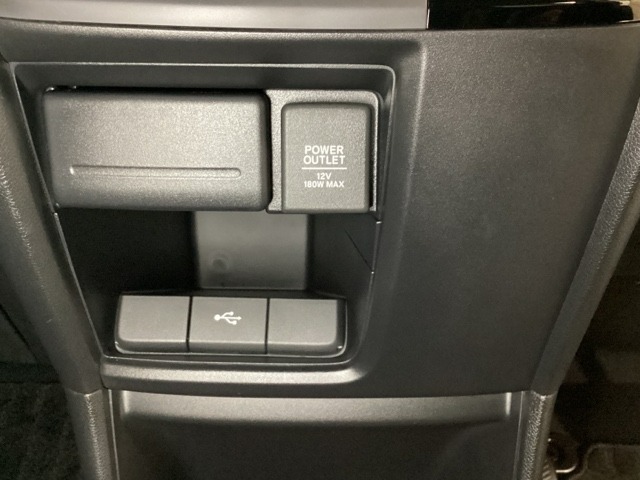 アクセサリーソケットはUSBのアダプターなどをつければ、スマホの充電にも使えます。下にはナビゲーション用の外部入力可能なUSB端子がついており、周辺には物が置けるボックスがついています。