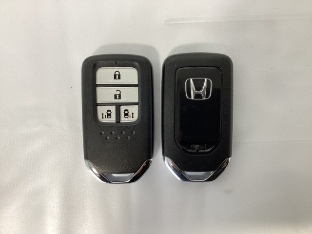 スマートキー付きですからドアロックの開閉およびエンジンスタートが楽々です。電動スライドドアの開け閉めもボタンで操作できます。スペアキーも同じものを用意しております。