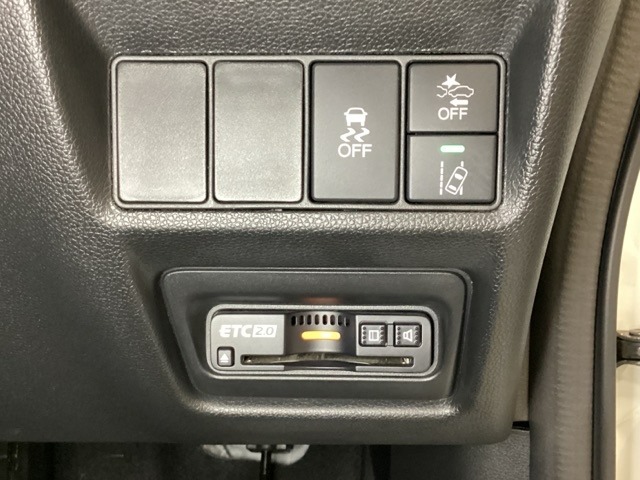 Hondaセンシング用の、VSA解除とレーンキープアシストシステムのメインスイッチなどはハンドルの右側に装備しています。その下にETC2.0がついています。高速道路の料金所の通過も楽々です。