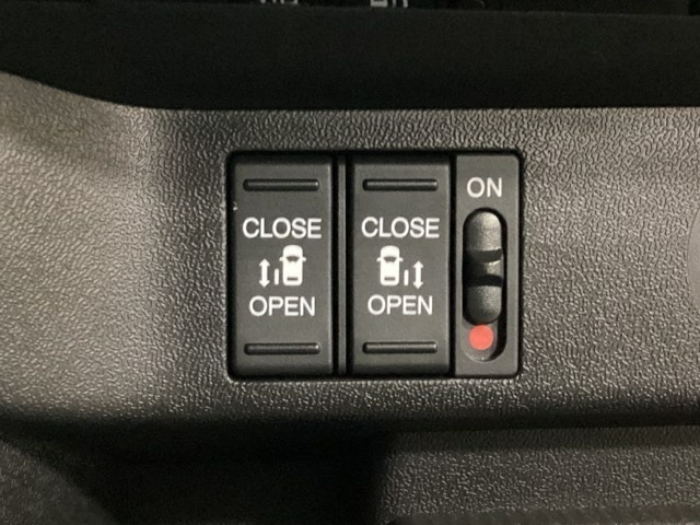 リアドアは乗り降りに便利な両側電動スライドドアです。また運転席に座っていながらスイッチ操作で自在にスライドドアを開け閉めできます。
