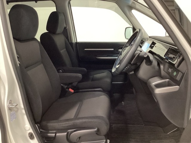 女性でも運転がしやすいように、シートの高さ調整機能（シートリフター）がついています。運転席と助手席の間が空いている為、助手席側への移動がスムーズです。交通量の多い道でも助手席側から乗り降りができます。