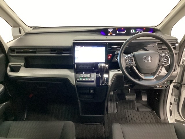 車内は光触媒抗菌消臭施工済です。スタイリッシュなデザインでスポーティなインパネ周りを演出します。グローブボックスやカップホルダーのほかにトレーなどたくさんの収納スペースが付いています。