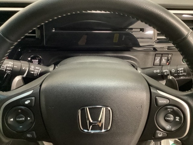 ステアリングの裏側、左右にパドルシフトがついています。右が＋、左が-の操作でシフトチェンジを行い、エンジンブレーキなどのマニュアル操作ができます。