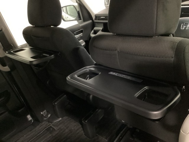 休憩時のちょっとした小物置きに使えるカップホルダー付きの「格納式のシートバックテーブル」を装備しています。