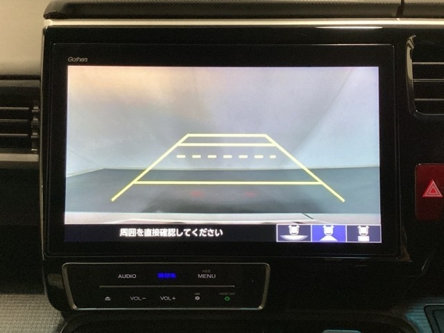 バックでの車庫入れも安心です！　リアカメラが付いているバックモニター付のナビを装備しております。操作線もついており距離感も画面から確認できます。