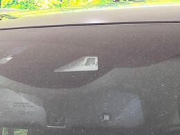 【ホンダセンシング】走行中に前方の車両等を認識し、衝突しそうな時は警報とブレーキで衝突回避と被害軽減をアシスト。より安全にドライブをお楽しみいただけます。