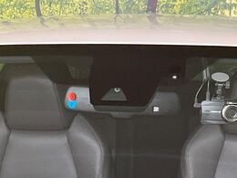 【トヨタセーフティセンス】走行中に前方の車両等を認識し、衝突しそうな時は警報とブレーキで衝突回避と被害軽減をアシスト。より安全にドライブをお楽しみいただけます。