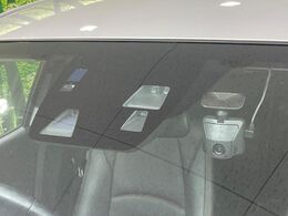 【スマートブレーキサポート】走行中に前方の車両等を認識し、衝突しそうな時は警報とブレーキで衝突回避と被害軽減をアシスト。より安全にドライブをお楽しみいただけます。