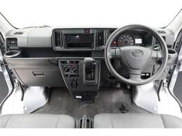 すっきりまとめられた視認性の良いインパネ周りです。操作スイッチも使用しやすい位置に配置されています。