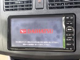 【純正ナビ】人気の純正ナビを装備しております。ナビの使いやすさはもちろん、オーディオ機能も充実！キャンプや旅行はもちろん、通勤や買い物など普段のドライブも楽しくなるはず♪