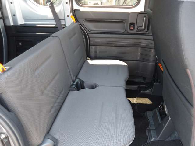 後部座席も当然、綺麗・清潔に仕上げております。内装の綺麗なお車は気持ちが良いですし、コンディションのいい車が多いです。前のユーザーが丁寧に使っていた証拠です。
