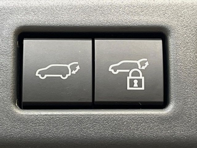 【パワーバックドア】スマートキーや運転席のボタンを押すだけでリアゲートが自動で開閉します！荷物を持っている時や、高い位置にあるバックドアを閉める際に便利な機能です♪