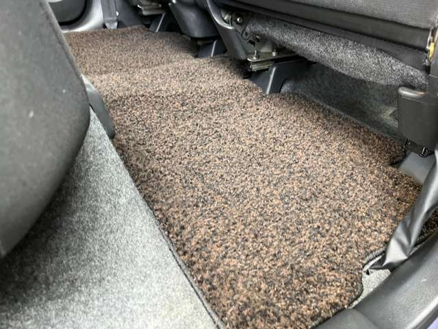 フロアマットも綺麗にクリーニングして納車しております！