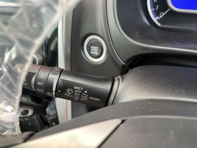 ハンドルも操作性良好です！車内もクリーニングしてのお引渡しになります。