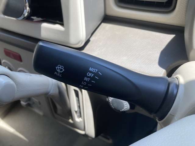 運転席回りの各種操作部となります。ご不明な装置などございましたらお気軽にお尋ねください。