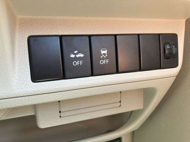 運転席回りの各種操作部となります。ご不明な装置などございましたらお気軽にお尋ねください。