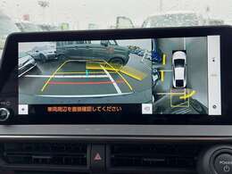 【パノラミックビューモニター】クルマを真上から見下ろした視点で駐車をサポートします！クルマの斜め後ろや真横など、いち早く障害物に気が付くことができます。