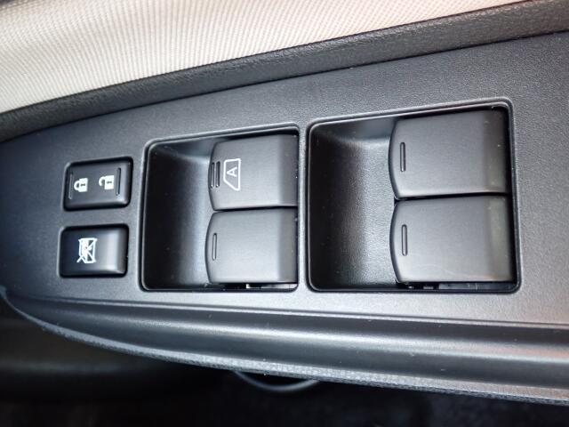 窓の開閉は電動（パワーウィンド）になりますので、便利ですよね。