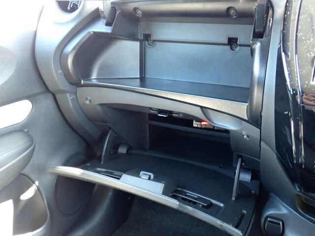 収納たっぷりグローブボックス。