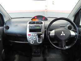 シフトレバーをダッシュパネルセンターに装備。運転席、助手席の足元すっきり！