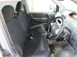 大きなベンチシートで足元もヒロビロ■大型シートで座り心地は快適♪中央にはアームレストが付いてゆったりドライブ♪