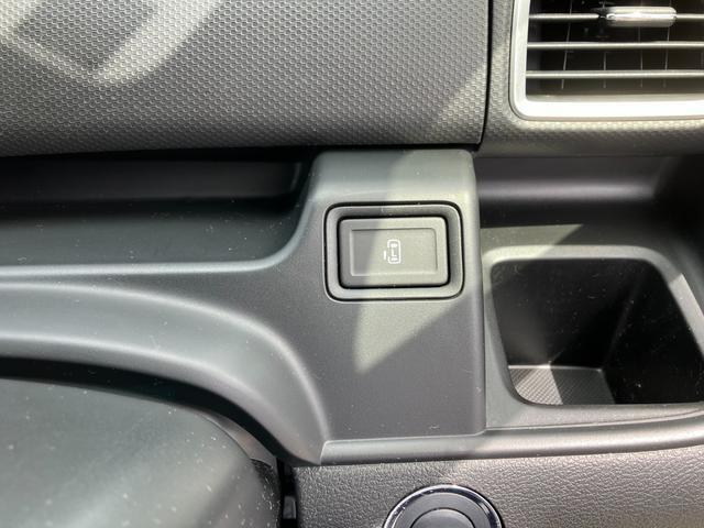 運転者がリアドア左側電動スライドドアを開け閉めできるスイッチを運転席インパネ部に装備！