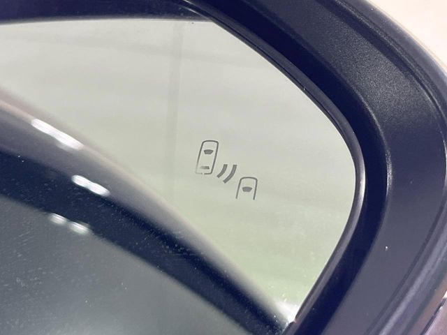 【ブラインドスポットモニター】走行中、ドアミラーの死角になりやすい箇所に後続車が接近するとサイドミラーのレンズに警告を表示！ドライバーに注意喚起をしてくれます。