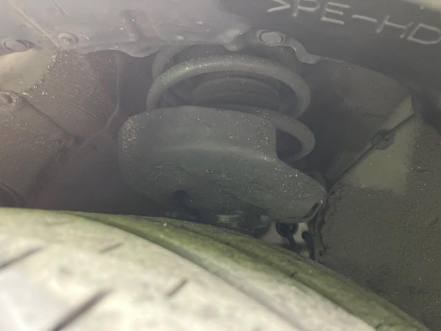 お車を安心してお乗りいただく為には、足回りの定期点検が欠かせません。サービスサポート（有償保証）では無料点検もご提供しており、安心のカーライフをお過ごしいただけるサポート体制が整っています。