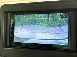 【バックカメラ】駐車時に後方がリアルタイム映像で確認できます。大型商業施設や立体駐車場での駐車時や、夜間のバック時に大活躍！運転スキルに関わらず、今や必須となった装備のひとつです！