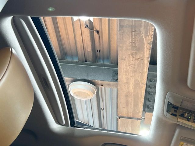 【サンルーフ】開放感たっぷりの希少装備、サンルーフが装着されています！車内に明かりを取り入れたり景色を楽しむ以外にも、車内の空気も簡単に換気できて快適です！