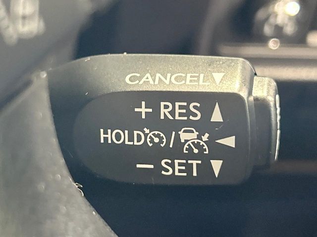 【レーダークルーズコントロール】高速道路での長距離走行が楽に！！自動で速度を保つクルーズコントロールが、衝突軽減システムと連携し、前方の車両を感知して車間を保つように速度調節してくれます！！