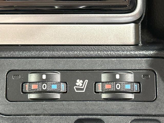 【シートベンチレーション】夏場は涼しい風でお尻や背中の熱やムレを防ぎ、冬はエアコンよりも早く温まってポカポカに！季節を問わず快適に過ごせます。