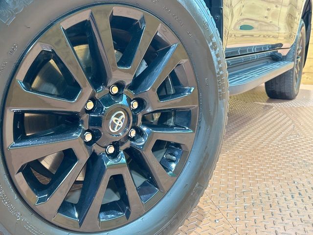 【純正18インチアルミホイール】外観にマッチした純正アルミホイールを装着しております。各種社外アルミホイールや、スタッドレスタイヤも取扱いしております。是非ご相談ください♪