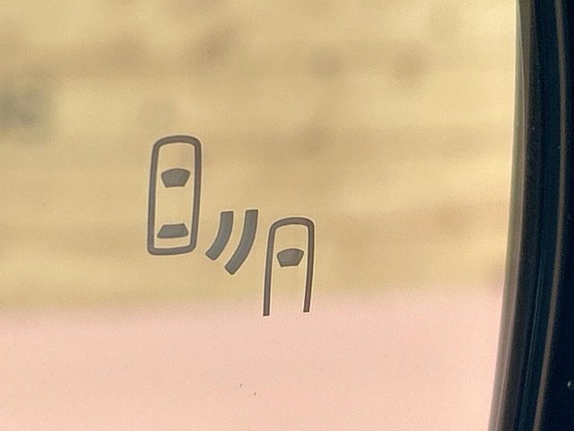 【ブラインドスポットモニター】走行中、ドアミラーの死角になりやすい箇所に後続車が接近するとサイドミラーのレンズに警告を表示！ドライバーに注意喚起をしてくれます。