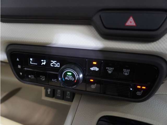 【オートエアコン】温度を設定すれば自動で快適な車内温度を保ちます。エアコン内部の高性能脱臭フィルターで車内のアレルゲンや花粉を除去。
