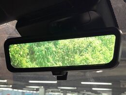 【デジタルインナーミラー】後席の大きな荷物や同乗者で後方が確認しづらい時でも安心！カメラが撮影した車両後方の映像をルームミラー内に表示。クリアな視界で状況の確認が可能です！