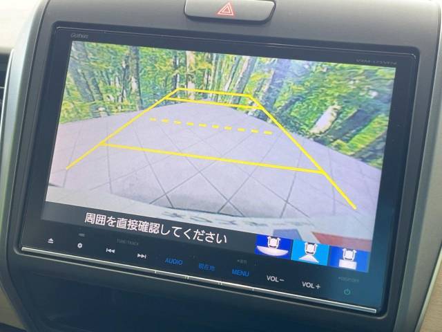 【バックカメラ】駐車時に後方がリアルタイム映像で確認できます。大型商業施設や立体駐車場での駐車時や、夜間のバック時に大活躍！運転スキルに関わらず、今や必須となった装備のひとつです！