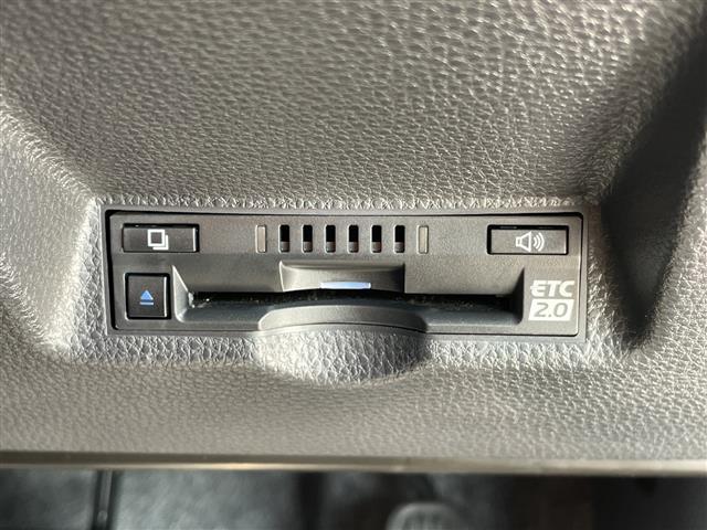 【ETC】有料道路を利用する際に料金所で停止することなく通過できる、ETC車載器（ノンストップ自動料金収受システム機器）が装備されています。セットアップを行うことで利用可能になります。