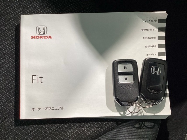 キーを持っているだけでドアハンドル横のボタンを押すとドアの施錠・開錠が行なえます。そのまま車内にキーがあればエンジンを掛けることも出来、とても便利です。