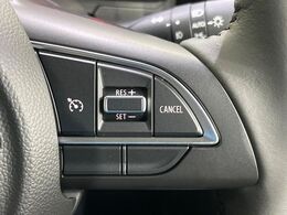 【クルーズコントロール】高速道路もラクラク走行。アクセルを離しても一定速度で走行ができ、長距離運転時の負担を軽減！加速・減速も簡単なスイッチ操作で調整できます。