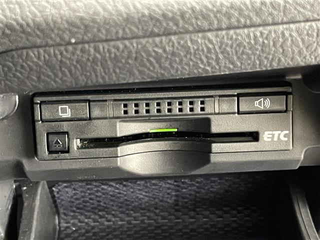 【ETC】有料道路を利用する際に料金所で停止することなく通過できる、ETC車載器（ノンストップ自動料金収受システム機器）が装備されています。セットアップを行うことで利用可能になります。